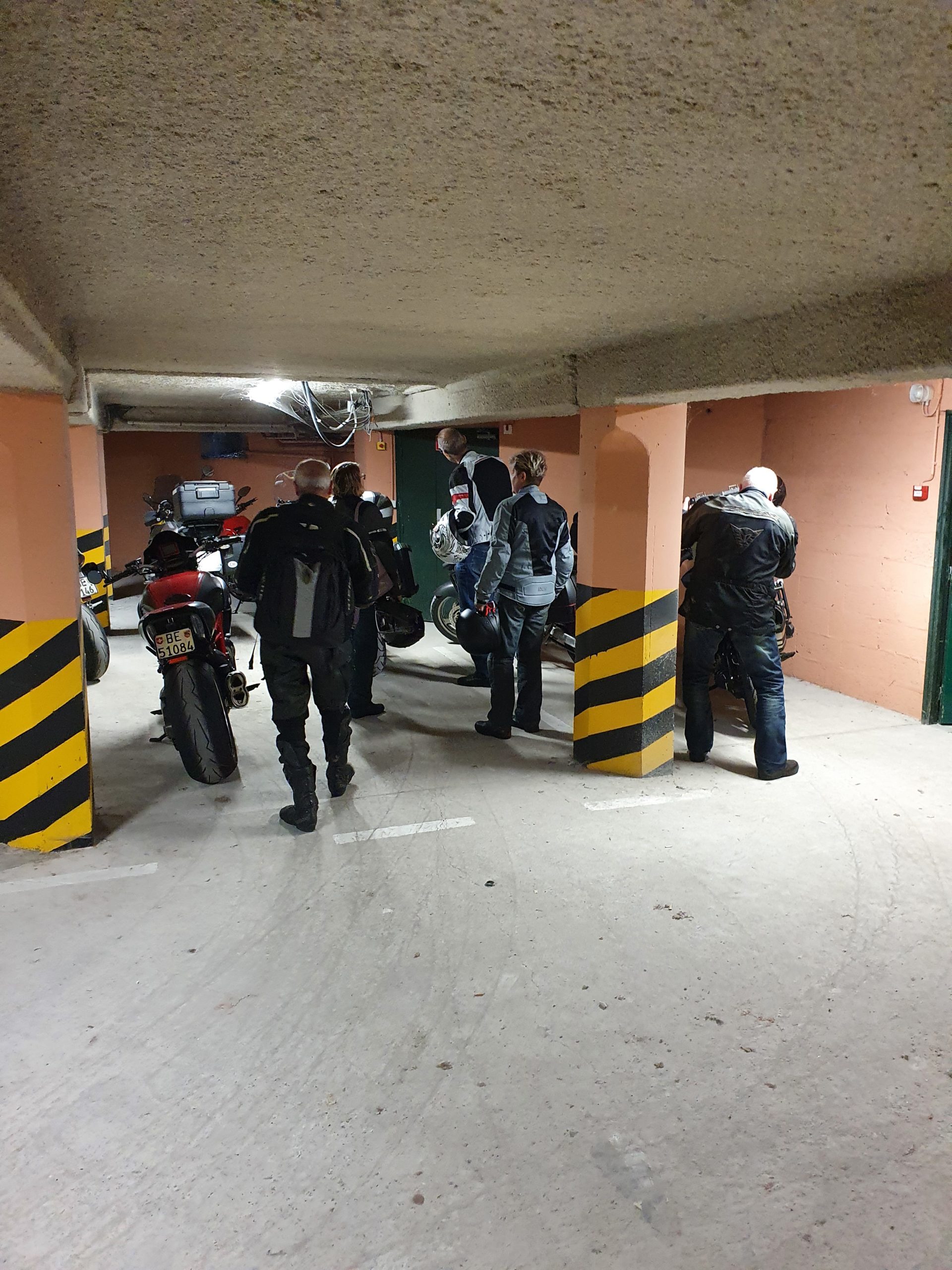 Le parking de l'hôtel. 10.07.2022